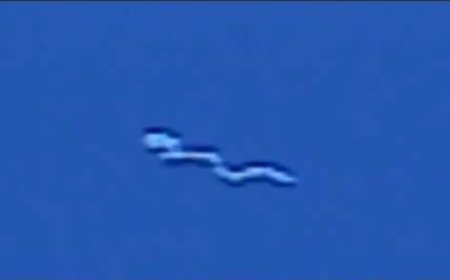 Giant Silkworm UFO Passes Over Mississauga and Toronto,  Ontario Skyline