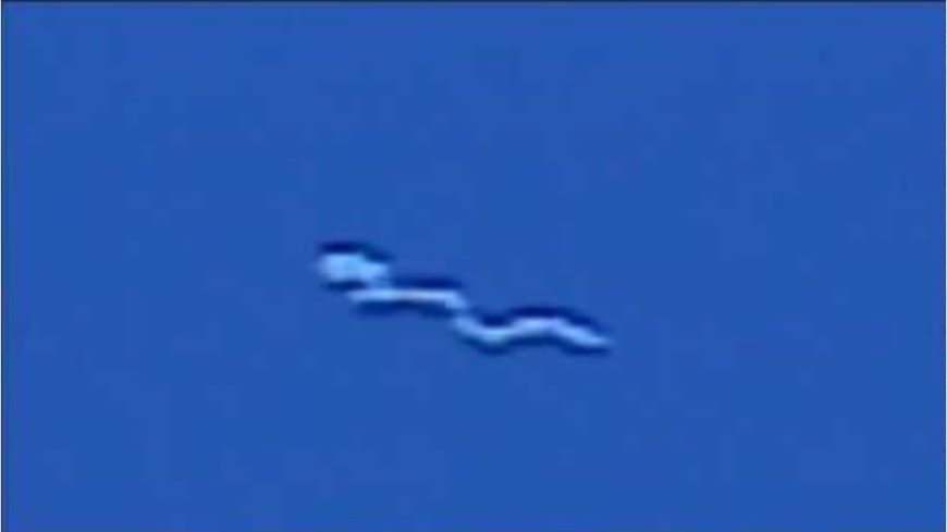 Giant Silkworm UFO Passes Over Mississauga and Toronto,  Ontario Skyline