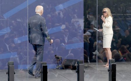 WATCH: Would-be second-term President Biden left searching for family on stage after Obama Center opening